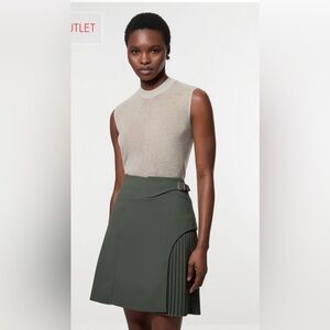 Karen Millen skirt
Pleated mini skirt size 2